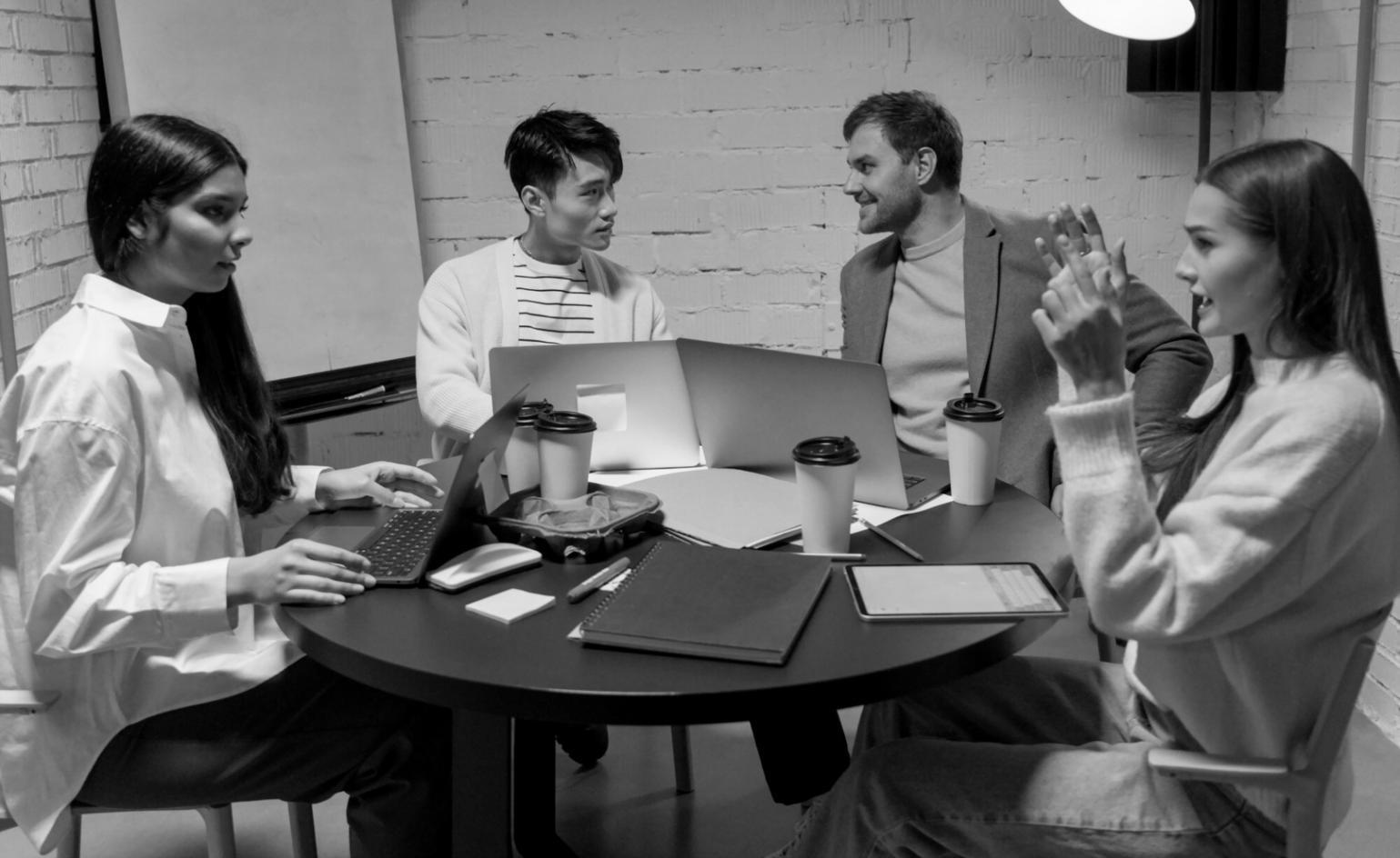 Студенты изучают технику профессионального макияжа