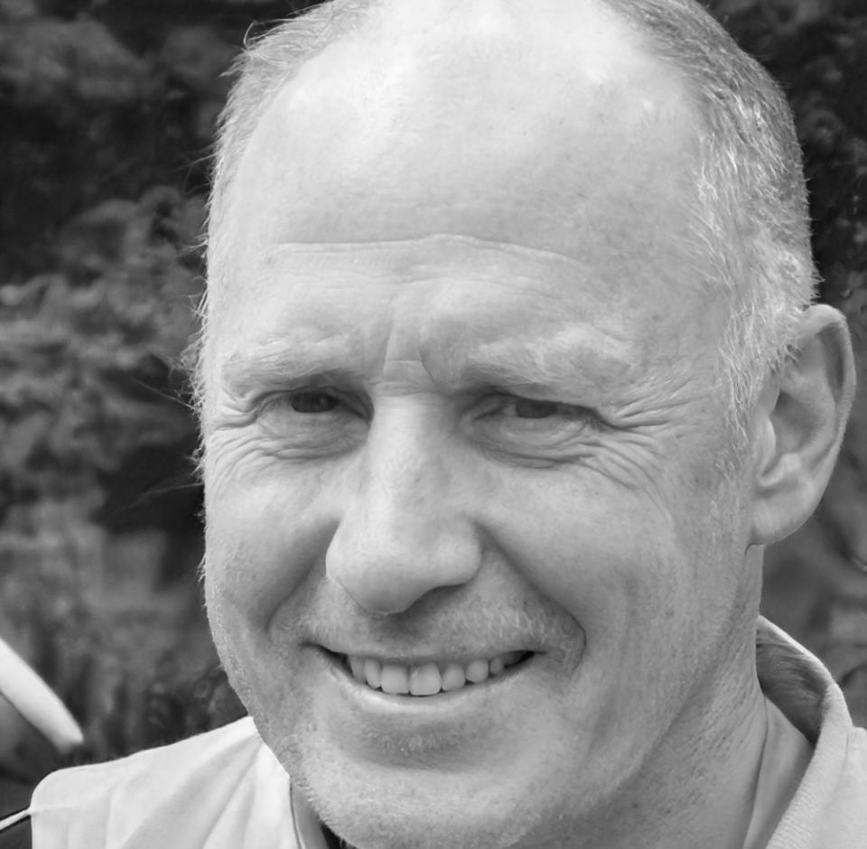 Преподаватель Алексей Мирный - визажист с опытом работы в коммерческой фотографии