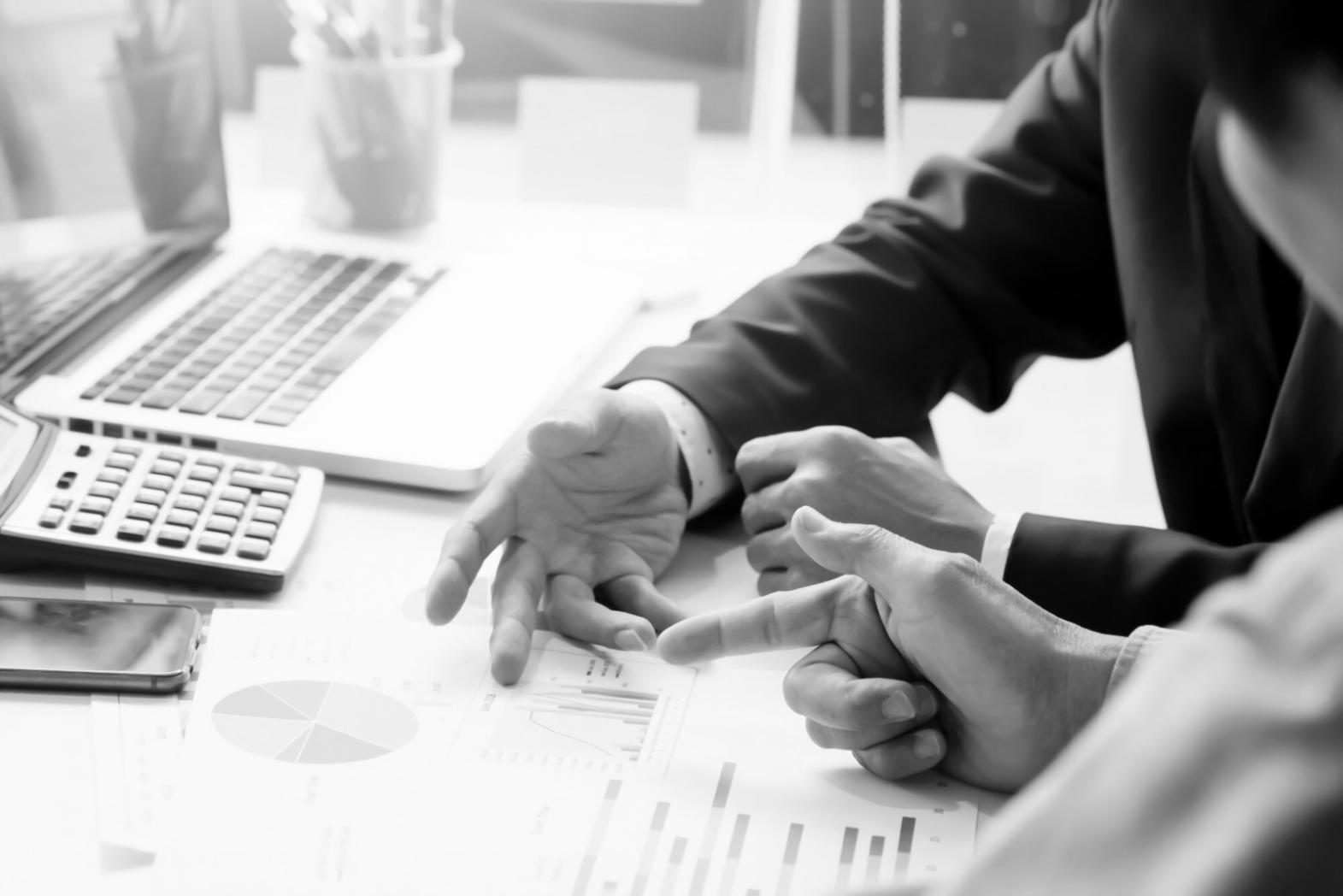 Процесс создания макияжа в студии с профессиональным освещением