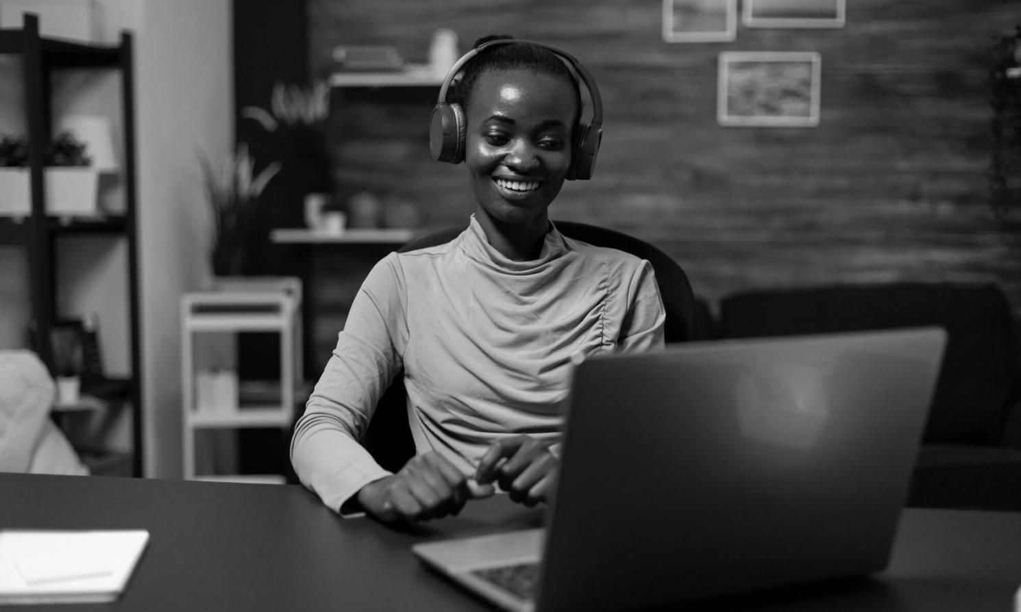 Демонстрация различий между обычным и фото-макияжем под студийным освещением